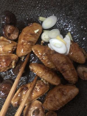 零基础厨艺做出鲜香脱骨                                 香菇鸡翅😋的做法 步骤9
