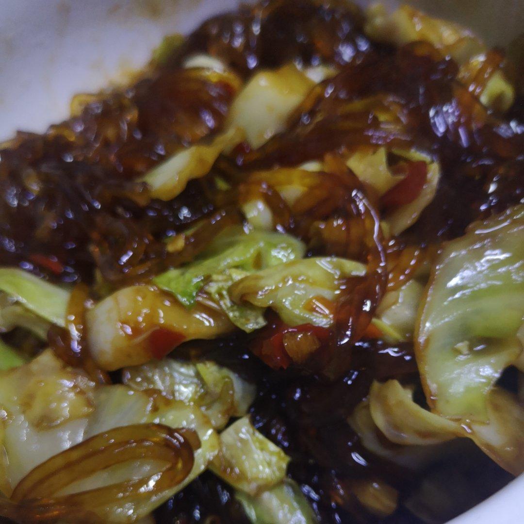 看似普通却超级下饭的圆白菜炒粉丝