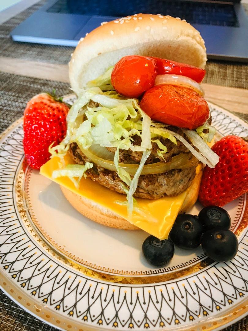 洋葱牛肉汉堡 Beef Hamburger with Fried Onions