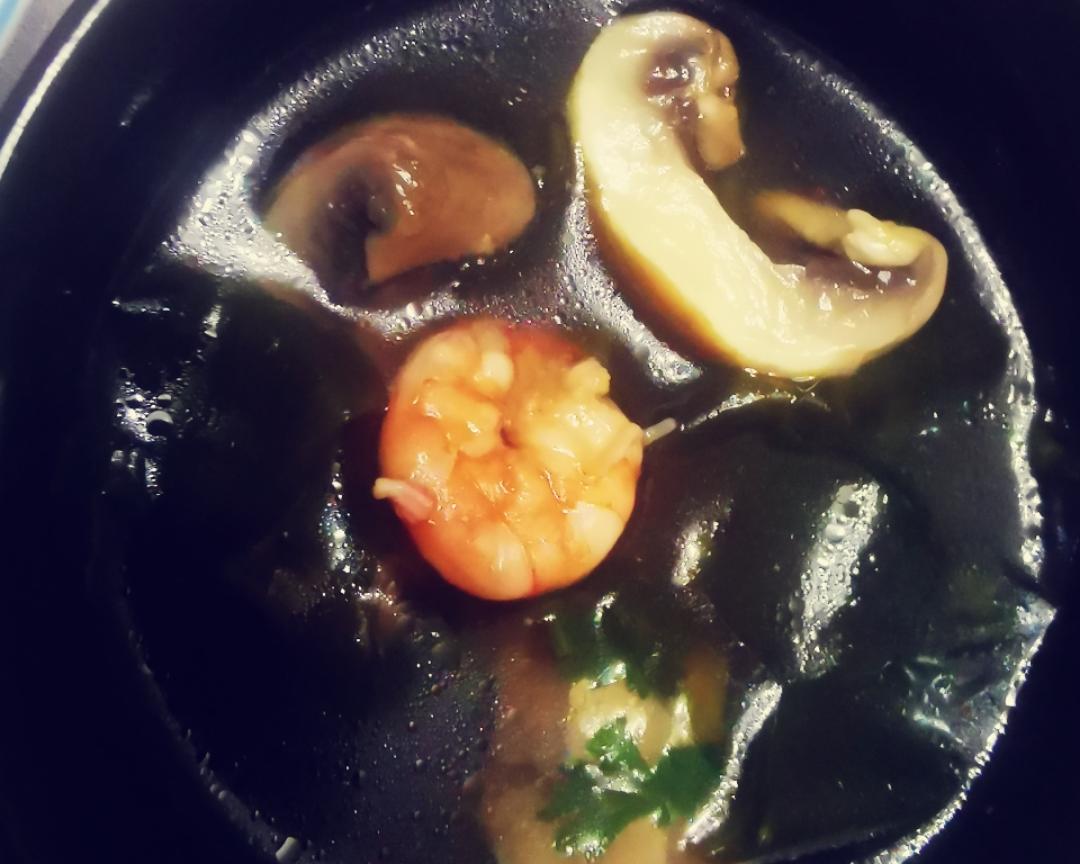 海带苗口蘑虾汤的做法