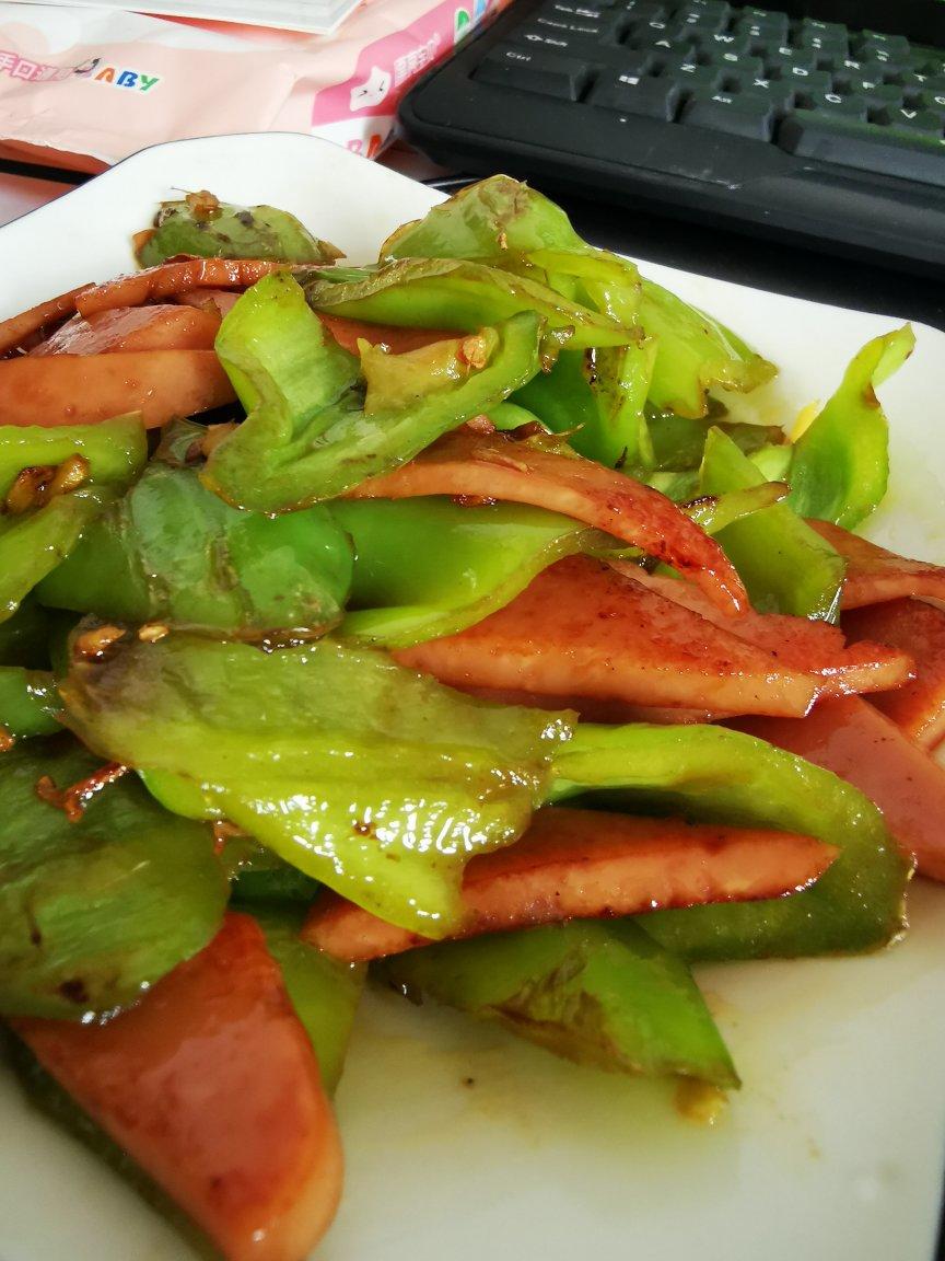 晏晏笑言做的青椒炒火腿肠