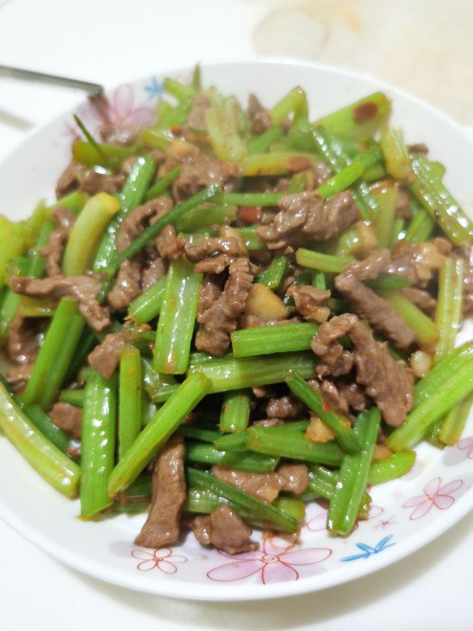 牛肉炒芹菜(不老不柴嫩滑多汁)
