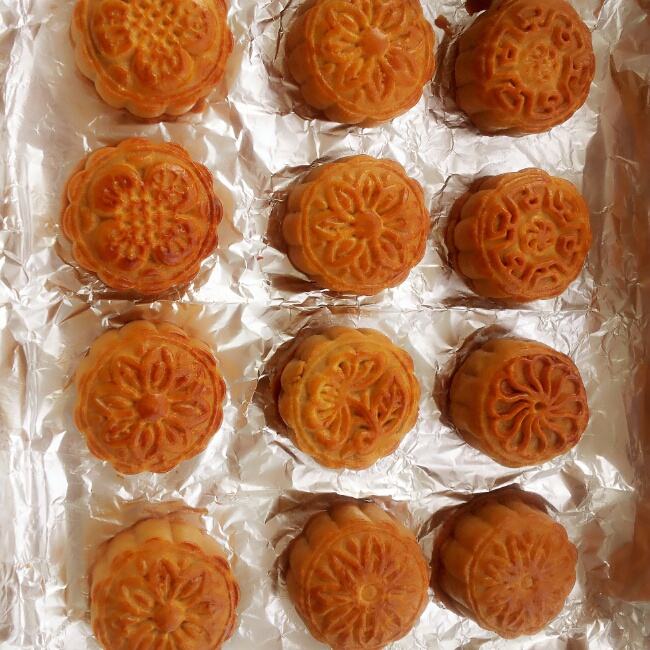 广式蛋黄莲蓉月饼