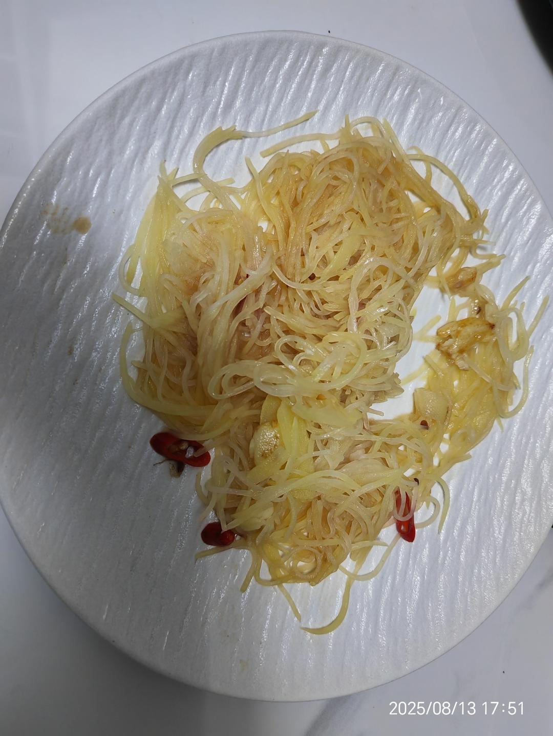 酸辣土豆丝的正宗做法，学会这三个技巧，土豆丝脆爽又下饭