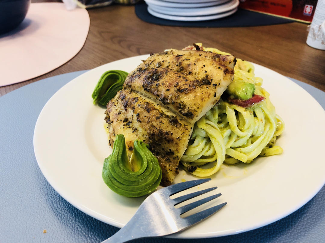 超简单的牛油果酱拌意面