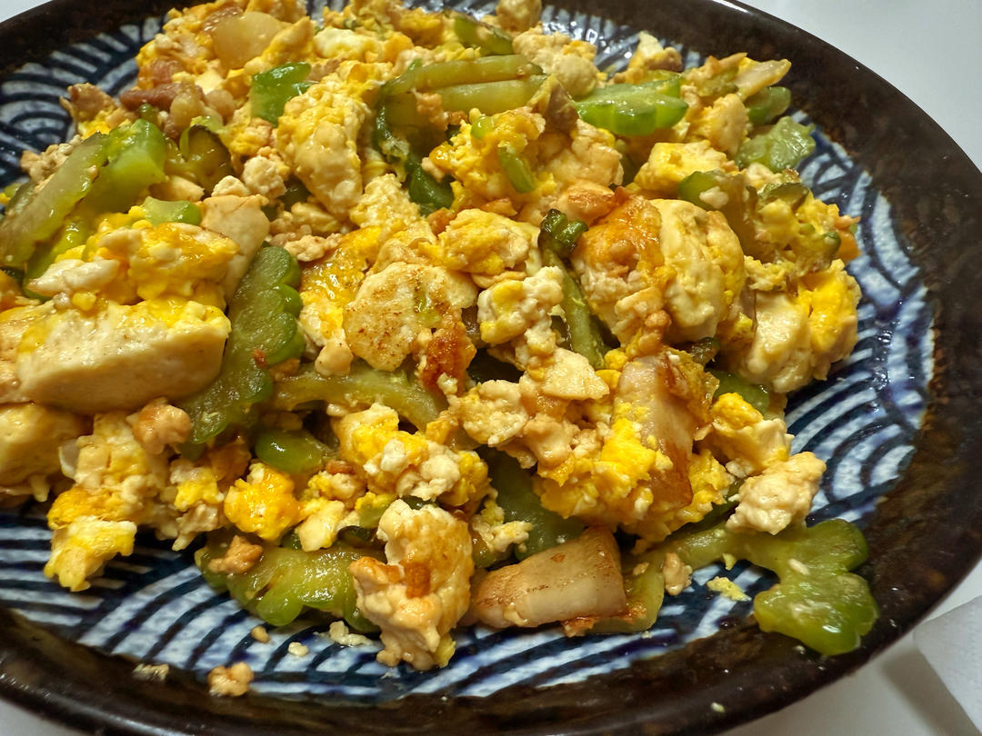 【冲绳料理】苦瓜炒豆腐（ゴーヤチャンプルー）