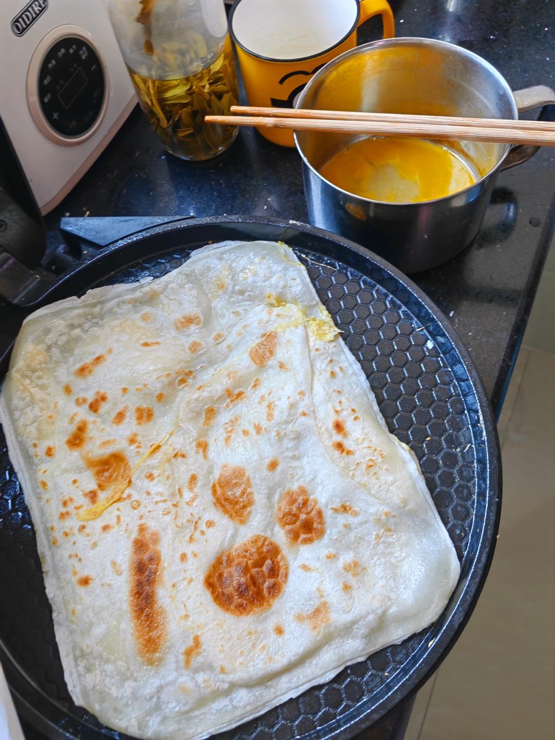鼓大泡的鸡蛋灌饼(附煎饼酱做法)