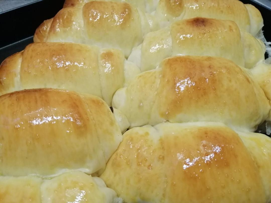 又香又软又拉丝，咬一口奶香十足！超治愈的淡奶油波兰种小餐包
