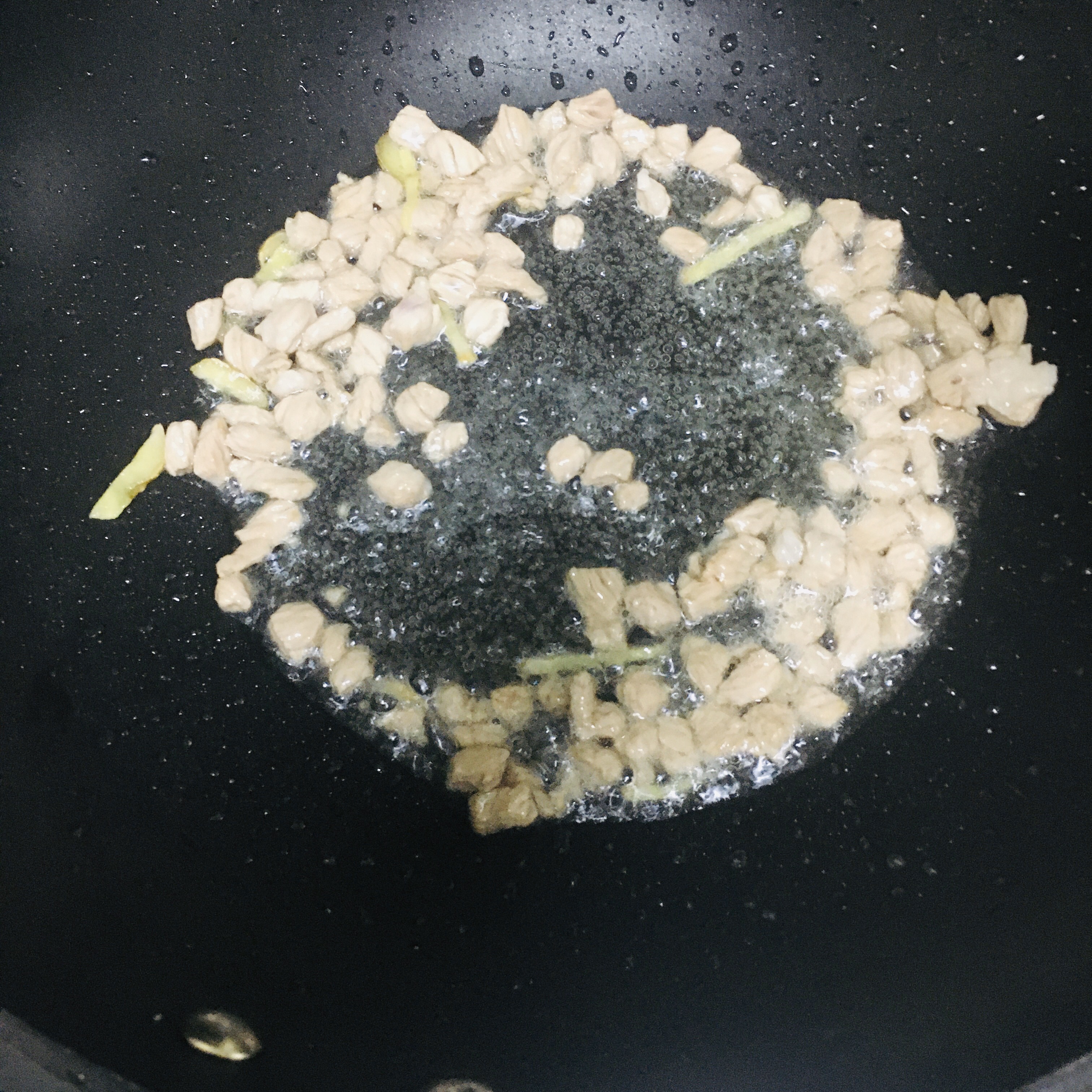 豌豆米炒肉丁的做法 步骤3