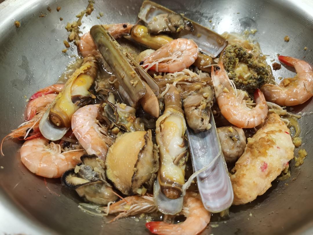 蒜蓉生蚝海鲜一锅焖