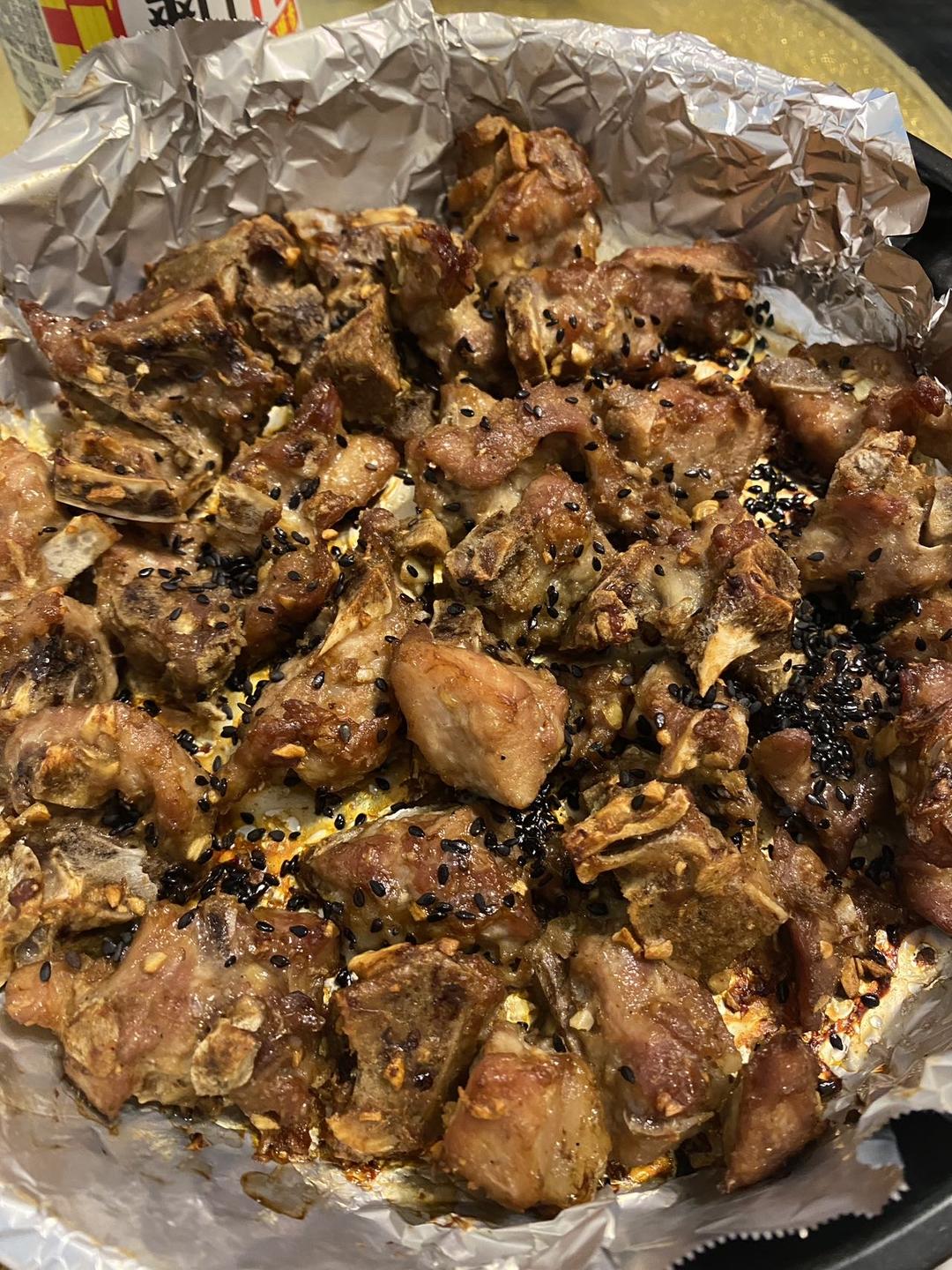 外焦里嫩！好吃到舔手指的蒜香烤排骨