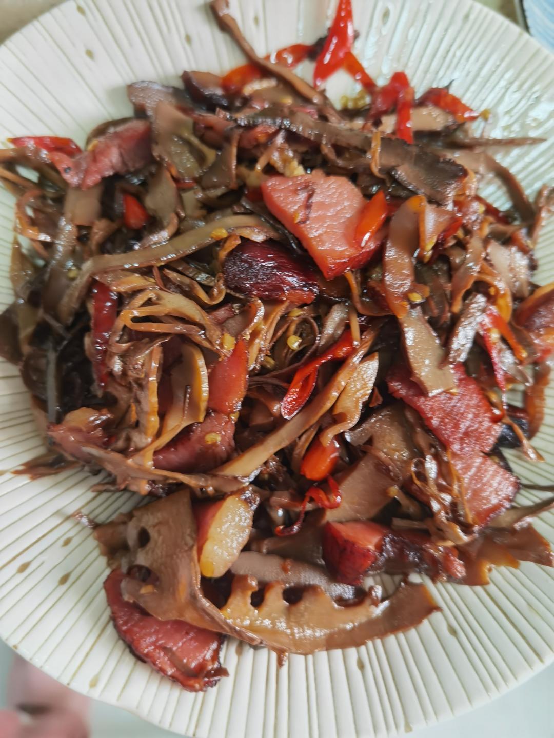 柴火烟熏笋炒柴火烟熏腊肉