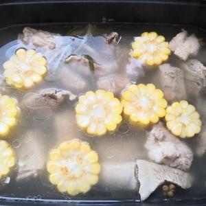 玉米竹荪排骨汤的做法 步骤2