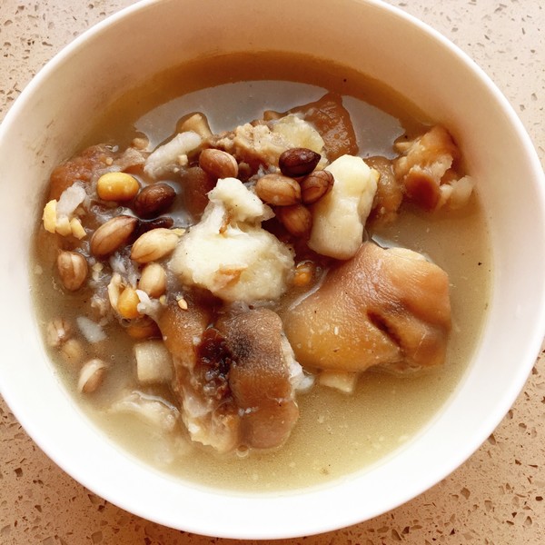 猪脚汤(猪脚汤的家常做法简单又好吃) 猪脚汤(猪脚汤的家常做法简单又好吃)