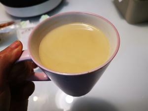 红茶绿茶乌龙茶都可以的焦糖奶茶的做法 步骤9