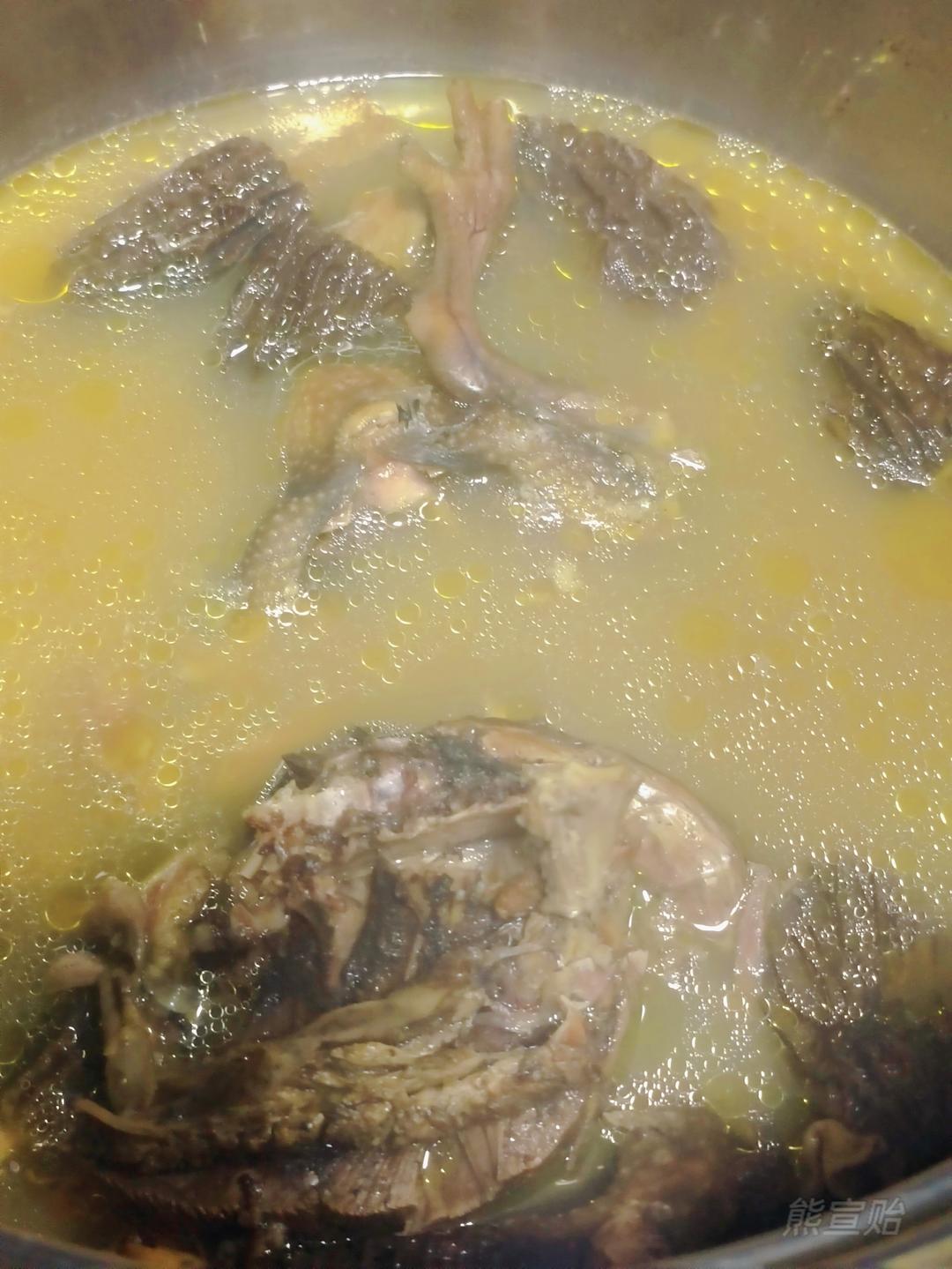 羊肚菌鹿茸菇煲鸽子汤，煲出来的汤水不需要加任何调料都非常鲜美好喝