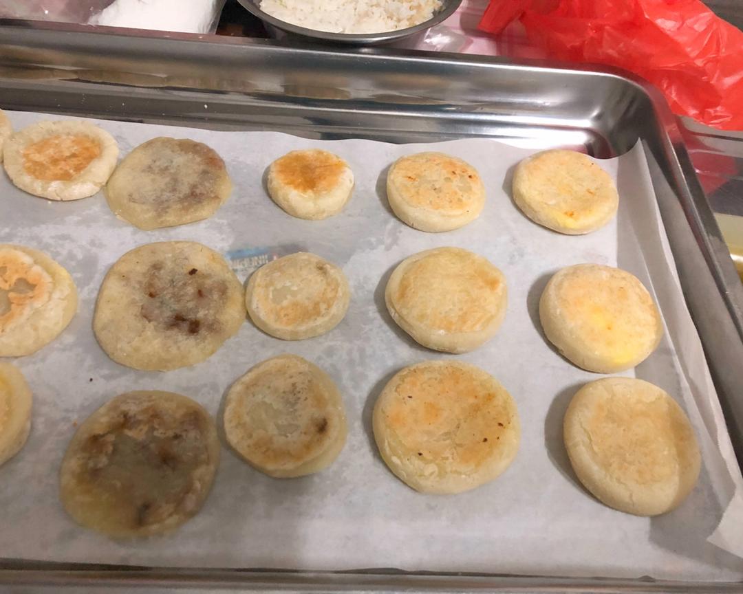 一到清明时节,开平的菜市场周边都弥漫着诱人的香味,祭祖的烧饼成为