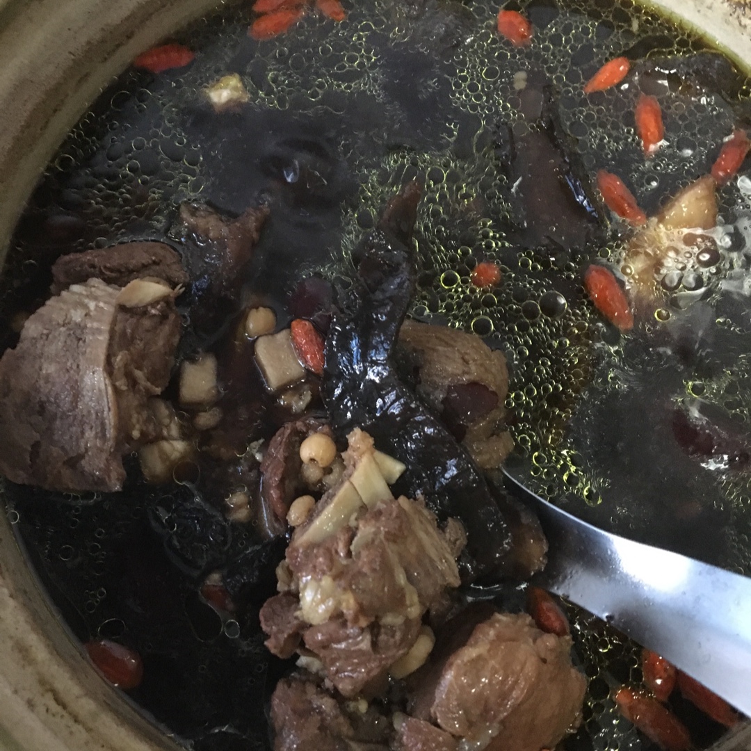 生熟地茯苓薏米骨头祛湿汤