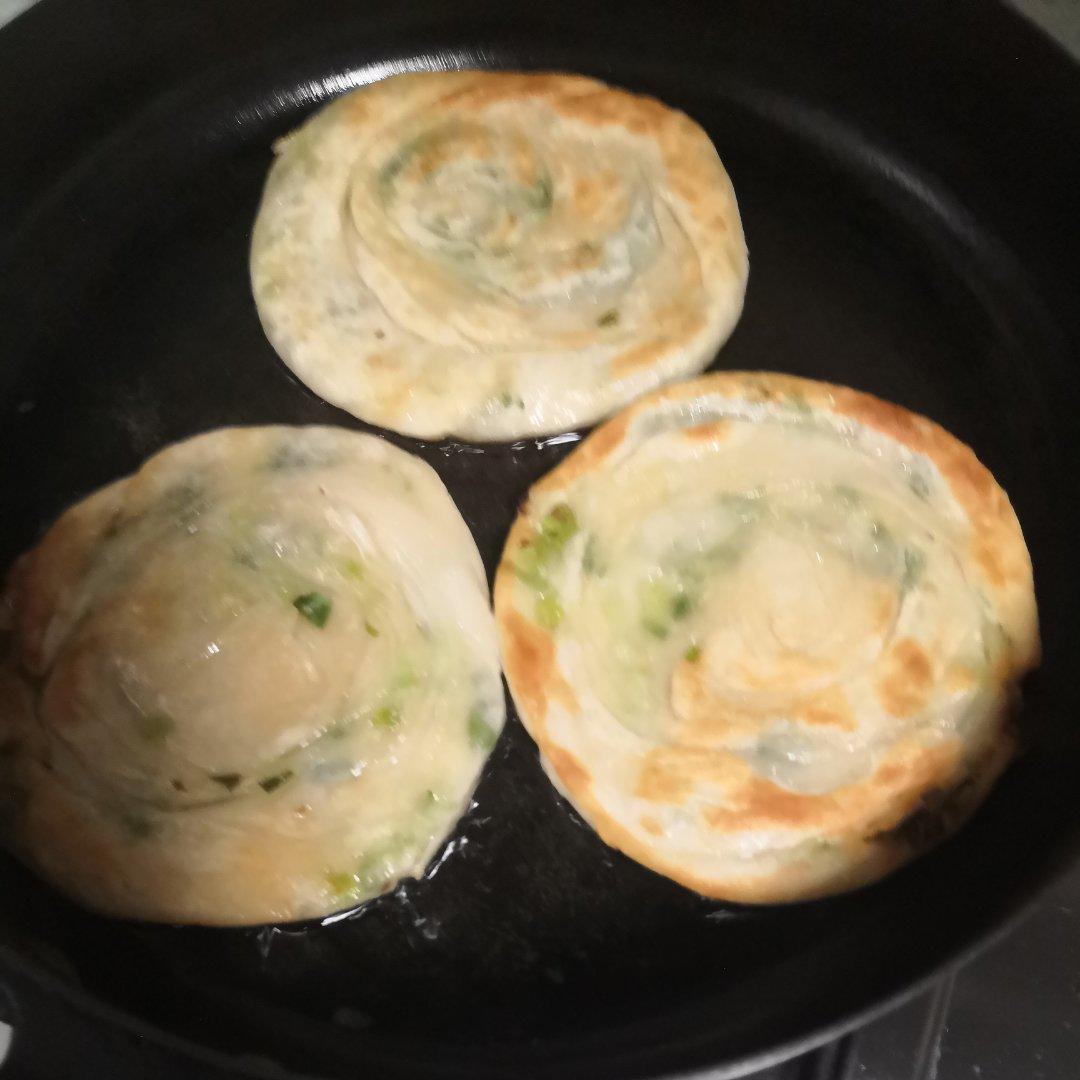 【葱油饼】假期好好做早餐，4步吃上香脆葱油饼！