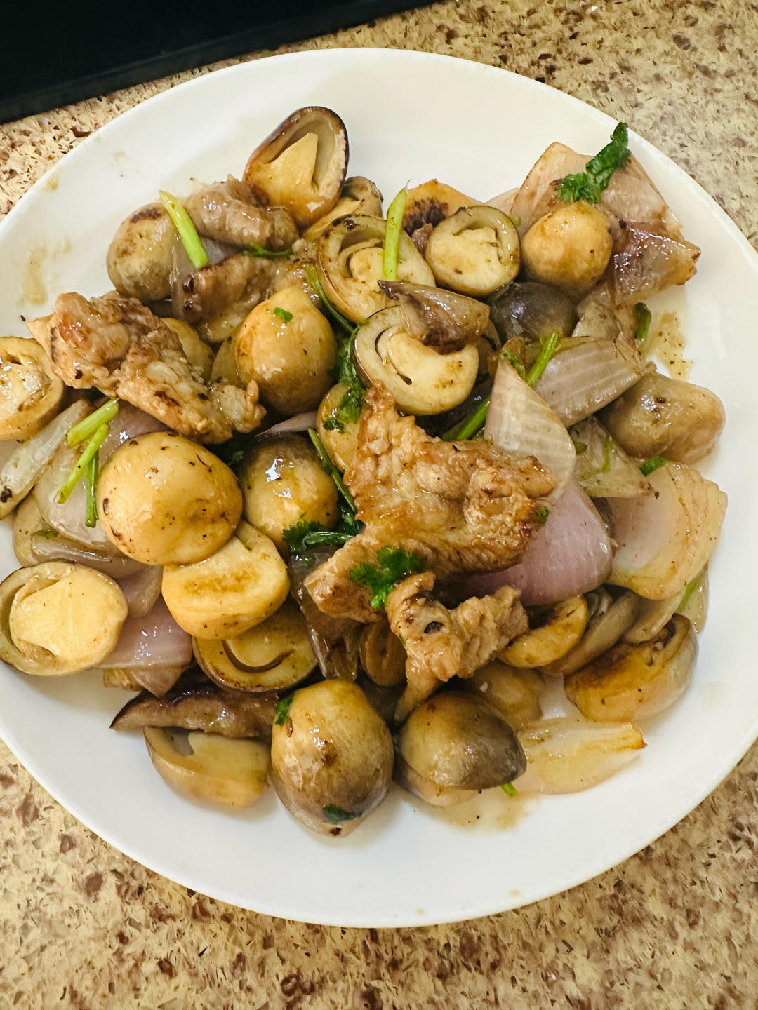 家常草菇炒梅头肉