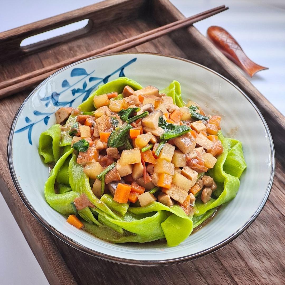 lorraine玲做的手工菠菜臊子面