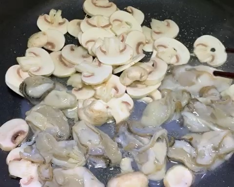只需要一点盐就足够鲜的生蚝蘑菇涨蛋的做法 步骤3
