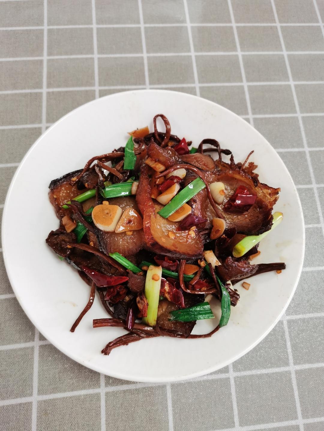 茶树菇炒腊肉，米饭炫不停~