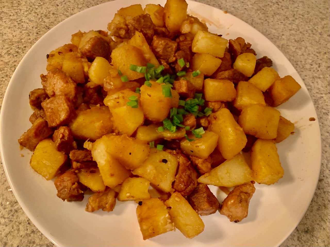 土豆焖肉的做法