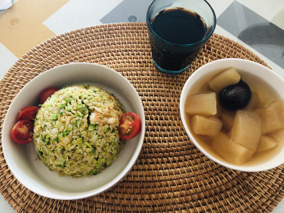 西兰花虾仁炒饭