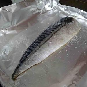 盐烤鲭鱼的做法 步骤2