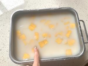 解暑芒果牛奶布丁 冰凉小果冻的做法 步骤5