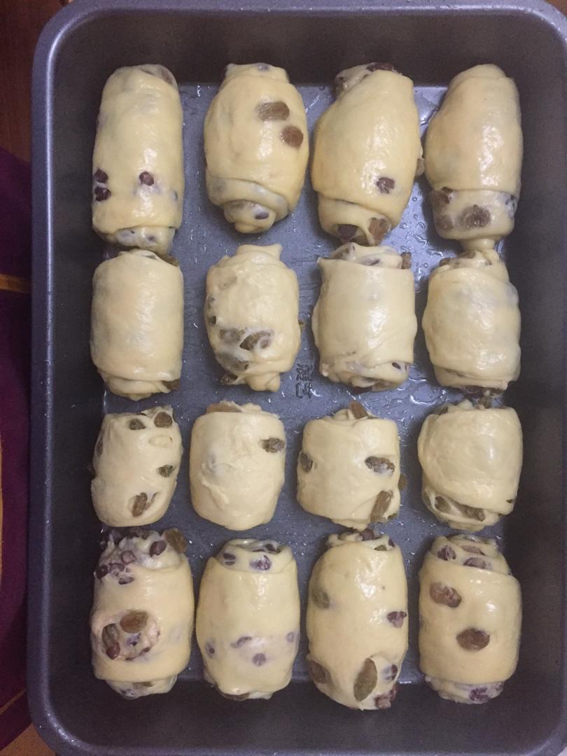 葡萄干炼乳小面包