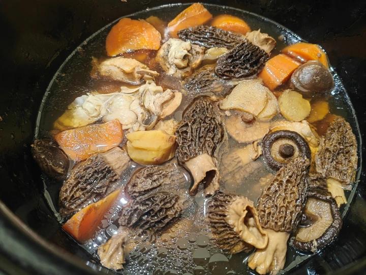 羊肚菌板栗鸡汤