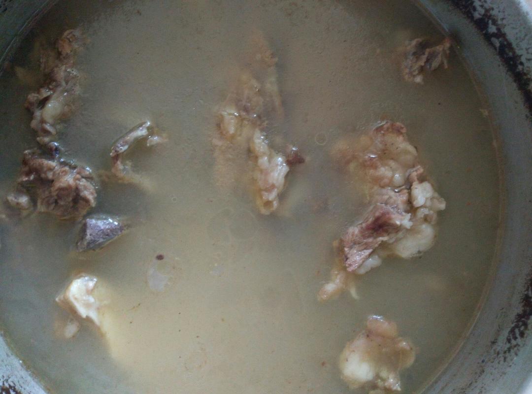 牛脊椎骨汤（只放盐，不放其它调料）