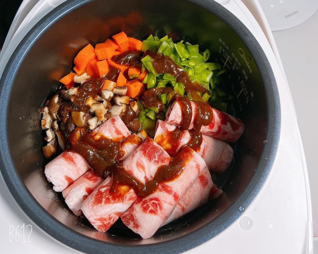 黑椒肥牛香菇萝卜焖饭