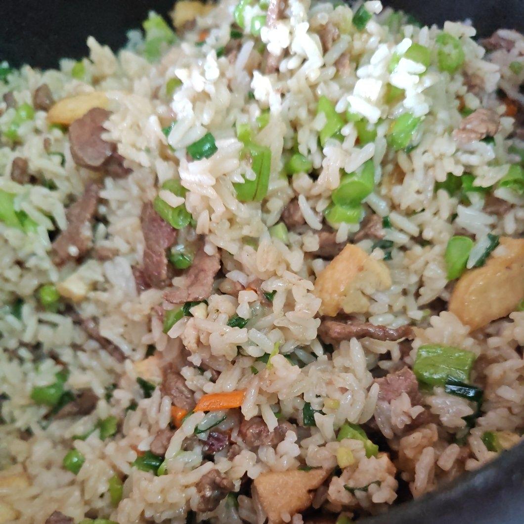 孩子最爱吃香喷喷的牛肉粒炒饭