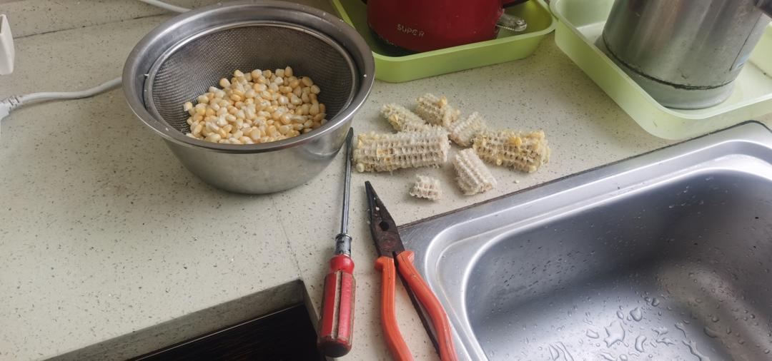 安全巧剥玉米粒