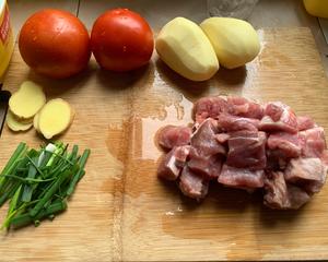 简易版番茄土豆牛腩 新手一次成功 用料简单的做法 步骤1