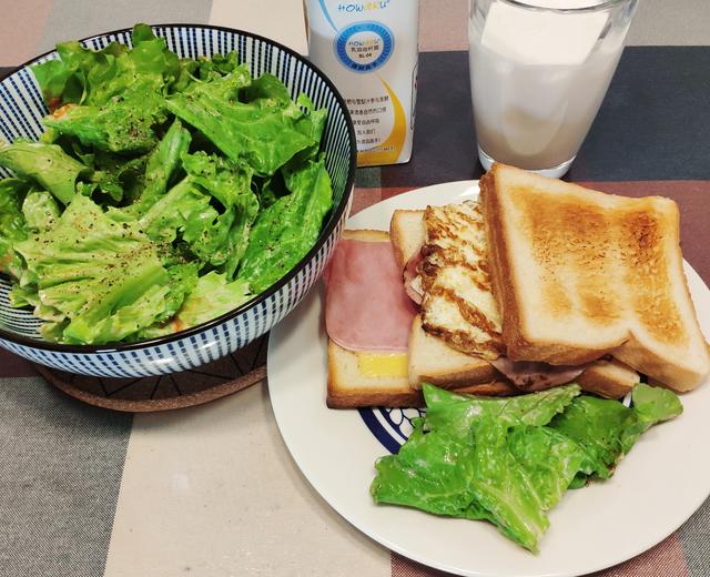 【早餐吃什么】火腿三明治+蔬菜沙拉+酸奶的做法