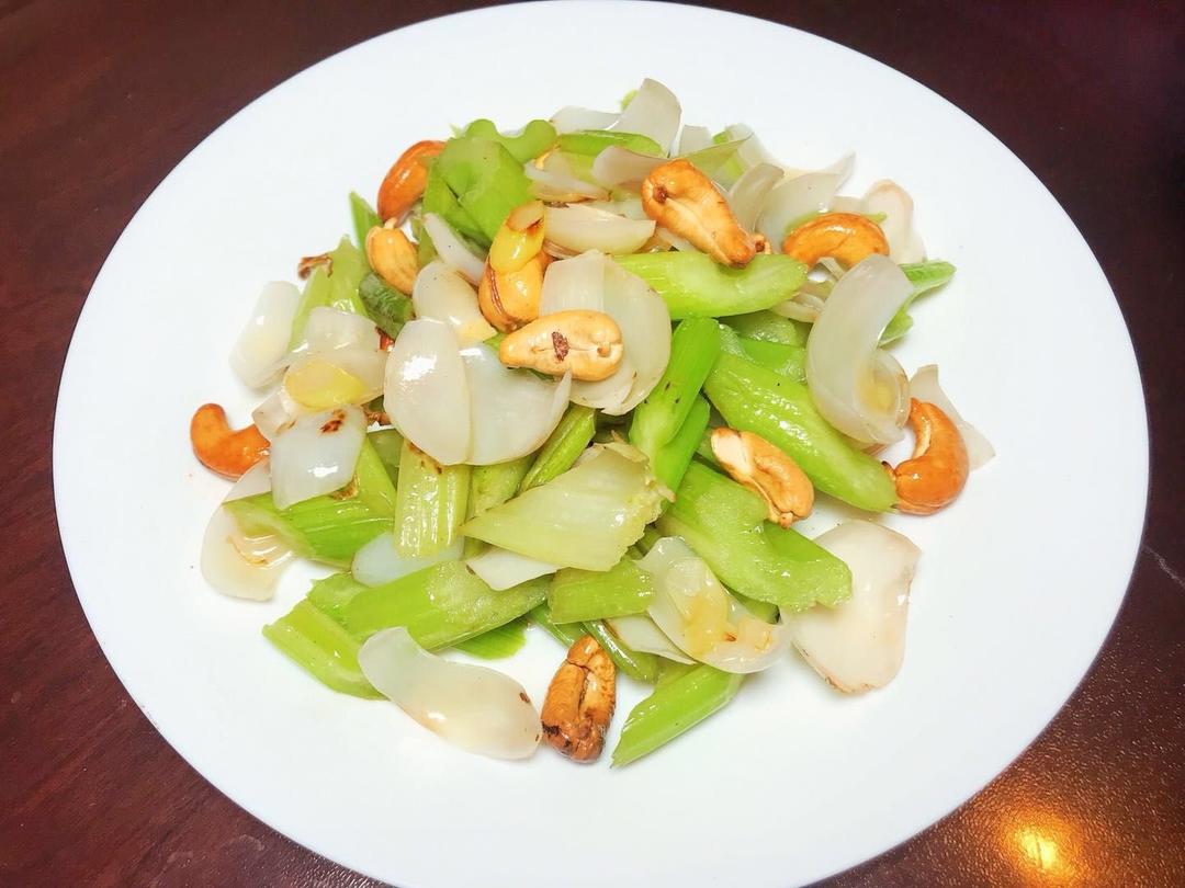 小雅麻麻做的西芹百合炒腰果