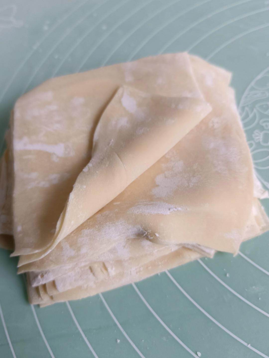 薄如蝉翼的手擀馄饨皮