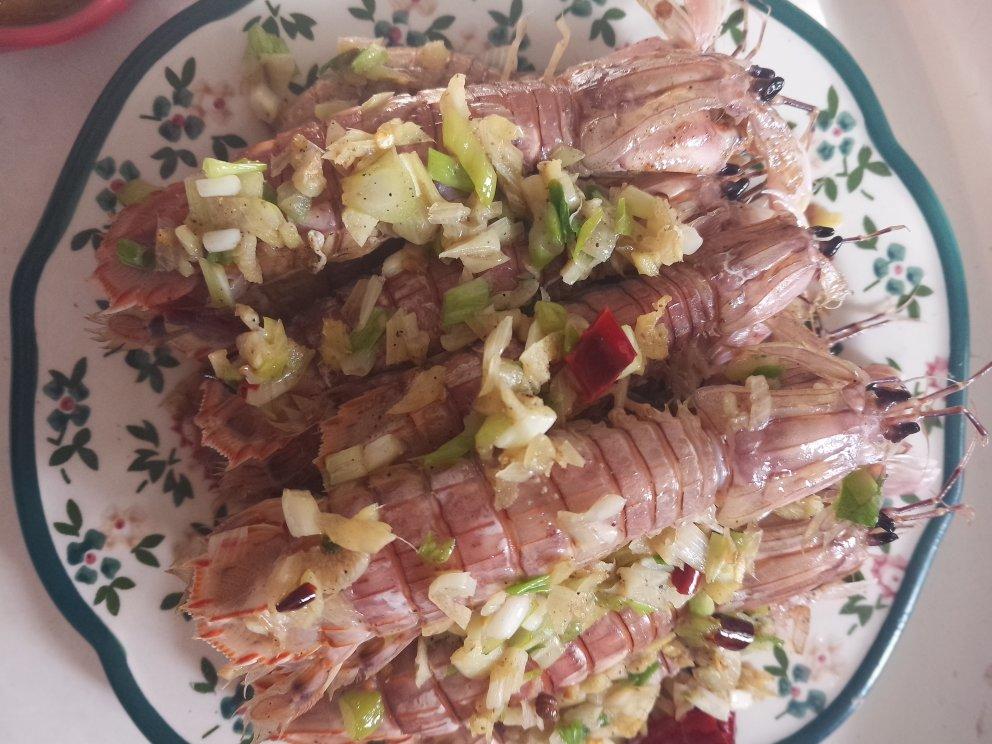 无油炸版的椒盐皮皮虾和巧拨虾壳的方法