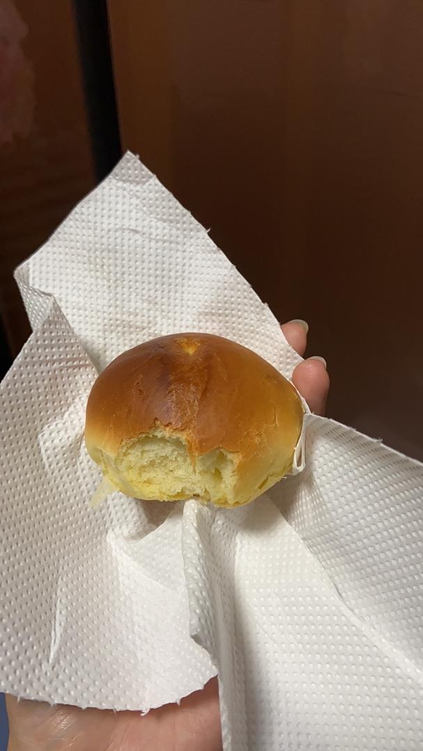 拉丝的普通面粉老面包