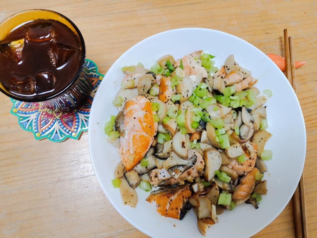 熟制色拉碗～三文鱼粒彩椒西葫芦杏鲍菇