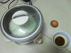 电饭锅油盐鸡蛋饭的做法 步骤1