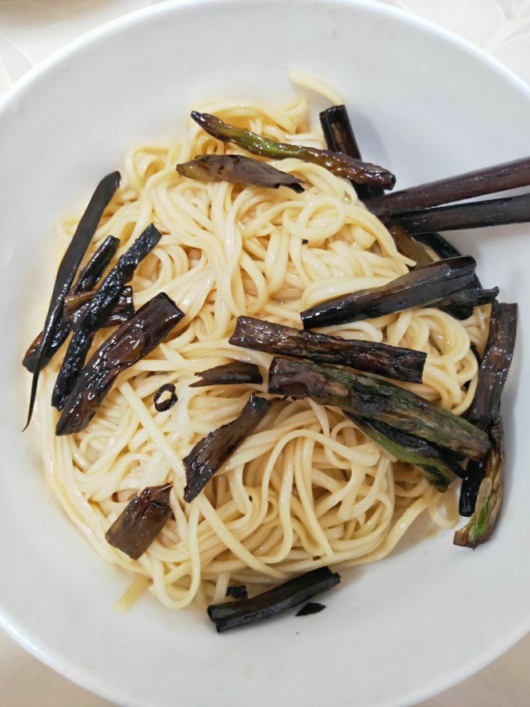 葱油拌面 每个人的心中都有一碗葱油面 经典又快手