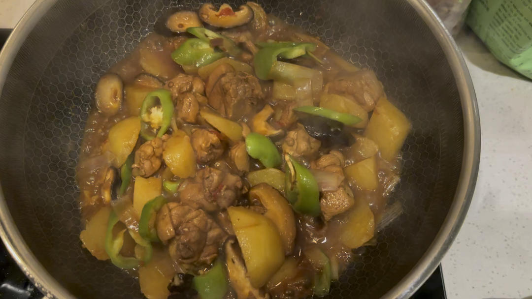 鸡腿红烧土豆（独家做法超简单）