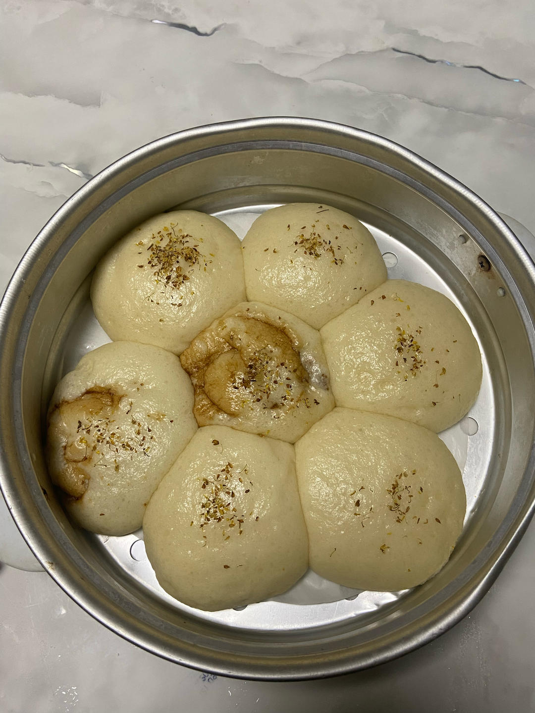 酒酿馒头（蓬松多孔，结构似蜂巢）