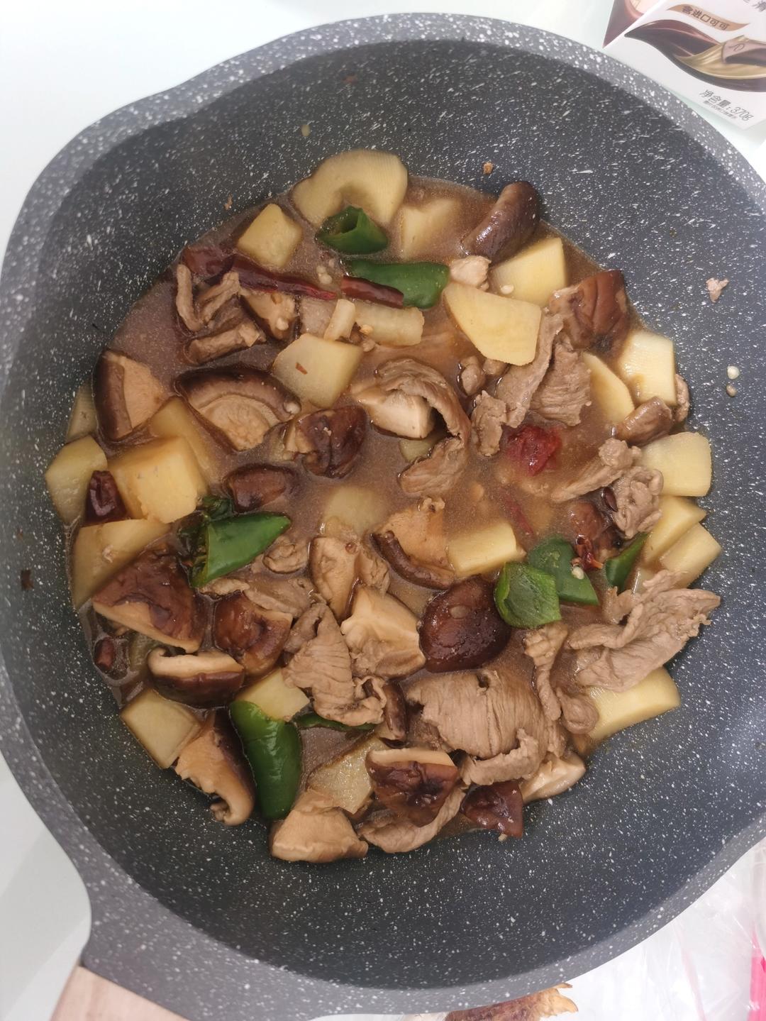 土豆香菇炖鸡腿