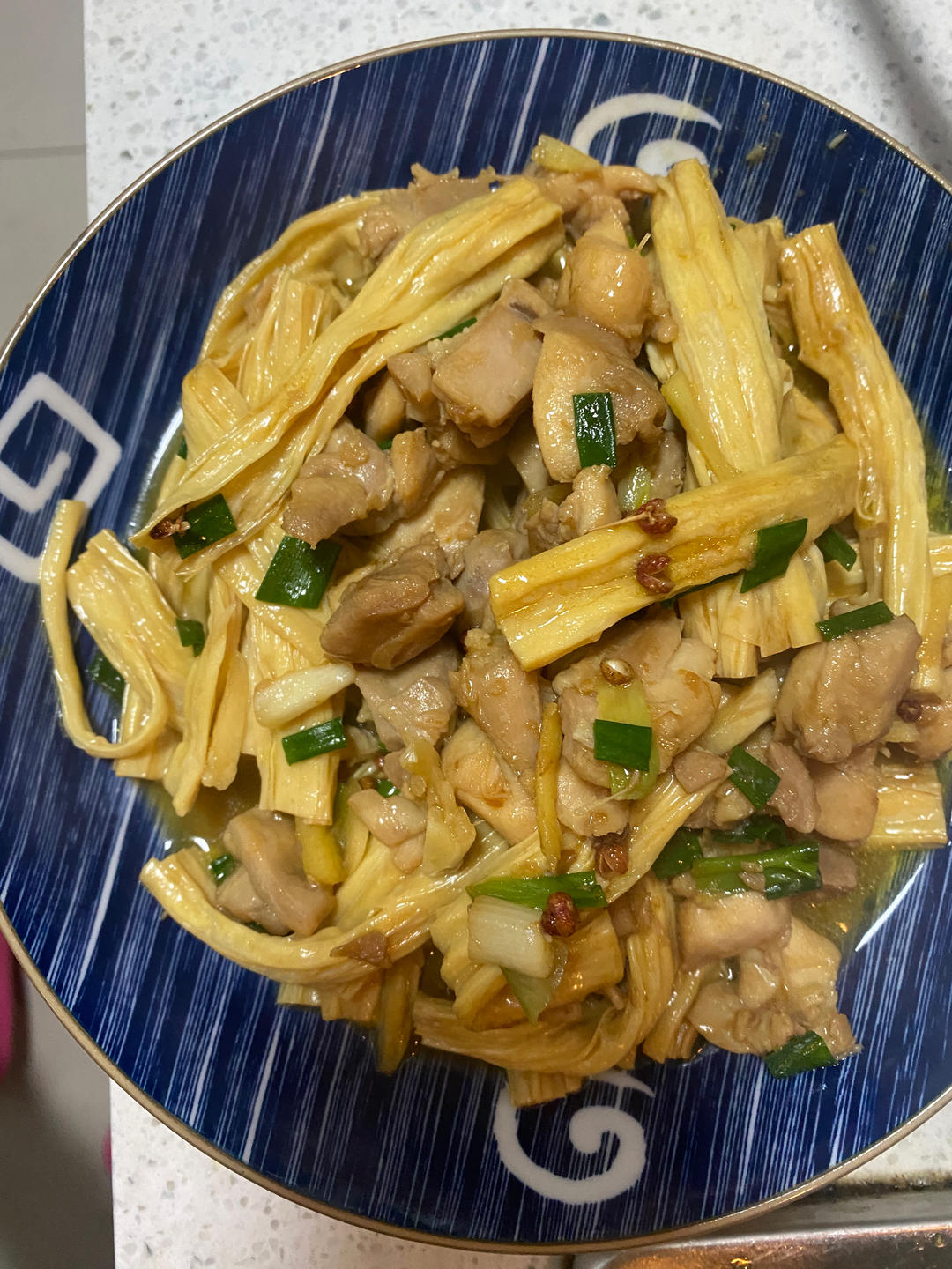 鸡腿肉烧腐竹